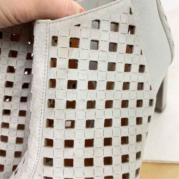 Aquatalia Shari Laser Cut Booties Women Size 9 Light Grey Leather Suede Heel EUC - Picture 7 of 13